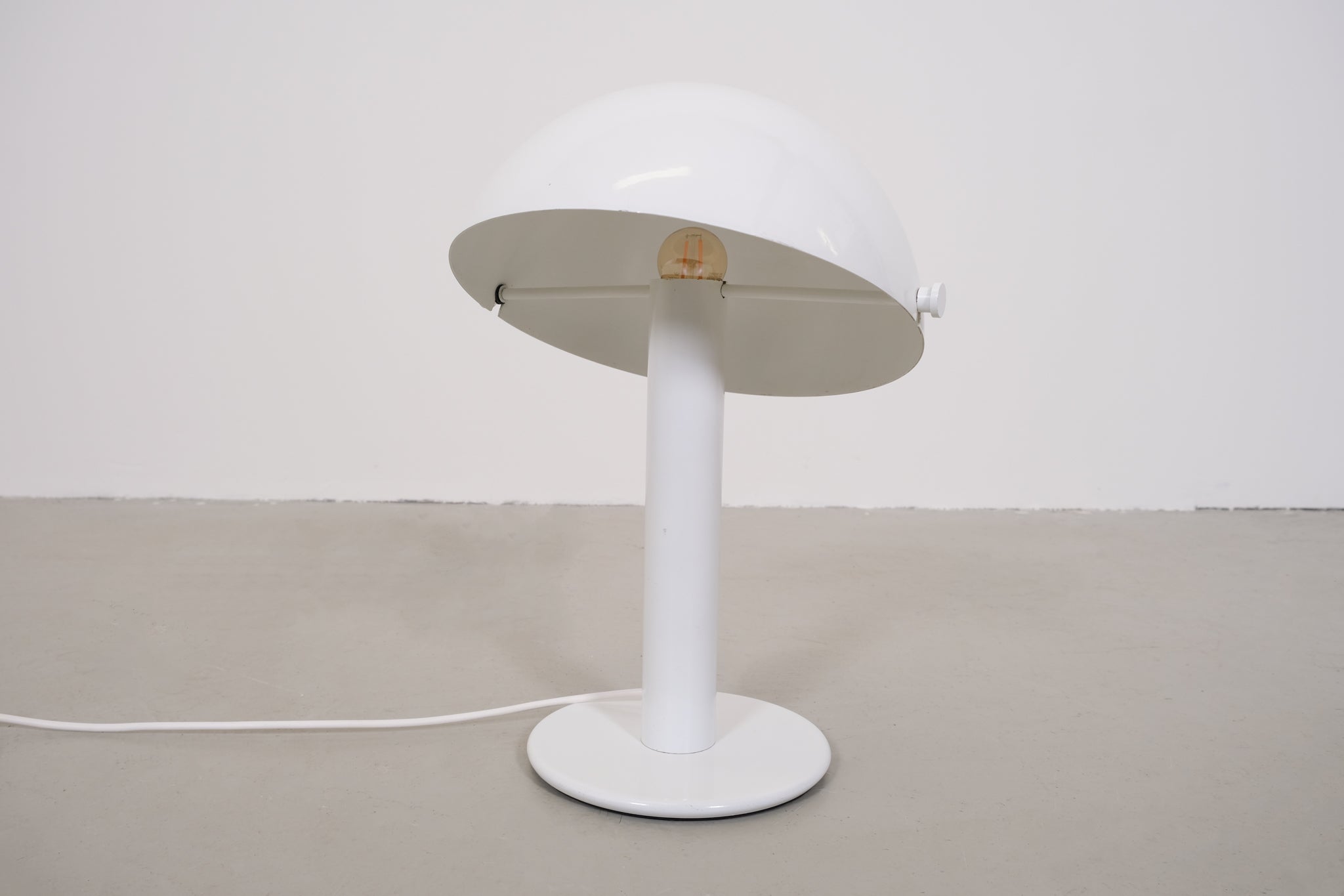 Metal mushroom table lamp