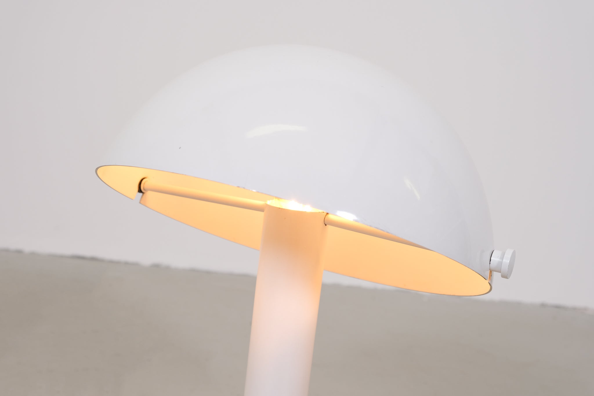 Metal mushroom table lamp